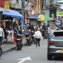 Informalidad y mal parqueo invaden el espacio público en Villamaría